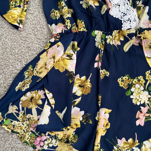 NWOT! FLORAL LACE ROMPER - Picture 3 of 4